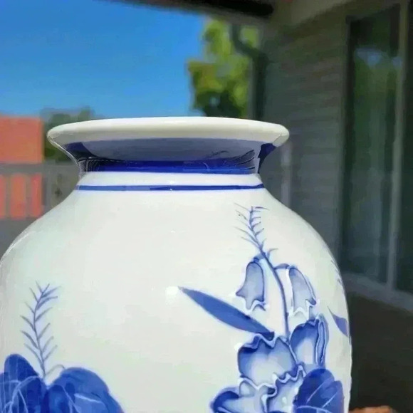 Asian Vase White & Blue Porcelain Floral, Leaf Motif Vase Mid 20th Century - Picture 3 of 17